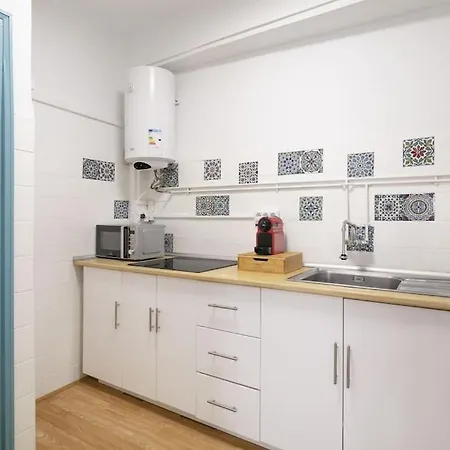 Apartment Lovely 3-bedroom With Balcony