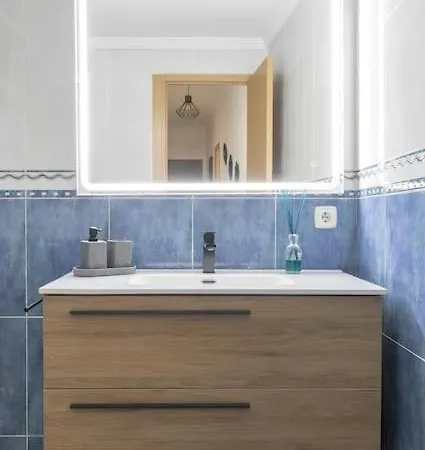 Apartment Lovely 3-bedroom With Balcony Alicante