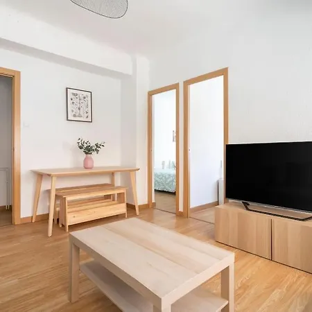 Lovely 3-bedroom With Balcony Apartment Alicante