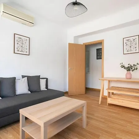 Apartment Lovely 3-bedroom With Balcony *