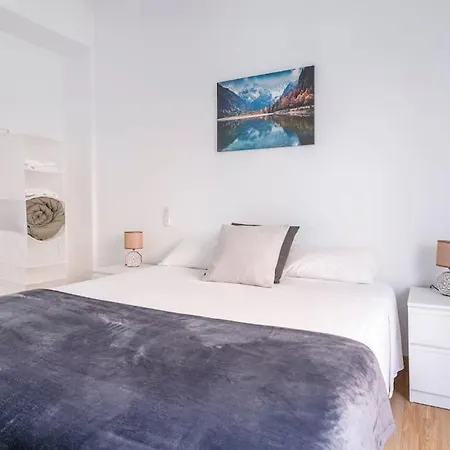 Apartment Lovely 3-bedroom With Balcony Alicante