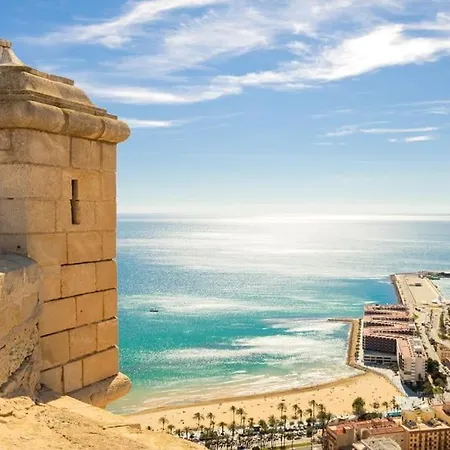 Apartment Lovely 3-bedroom With Balcony Alicante